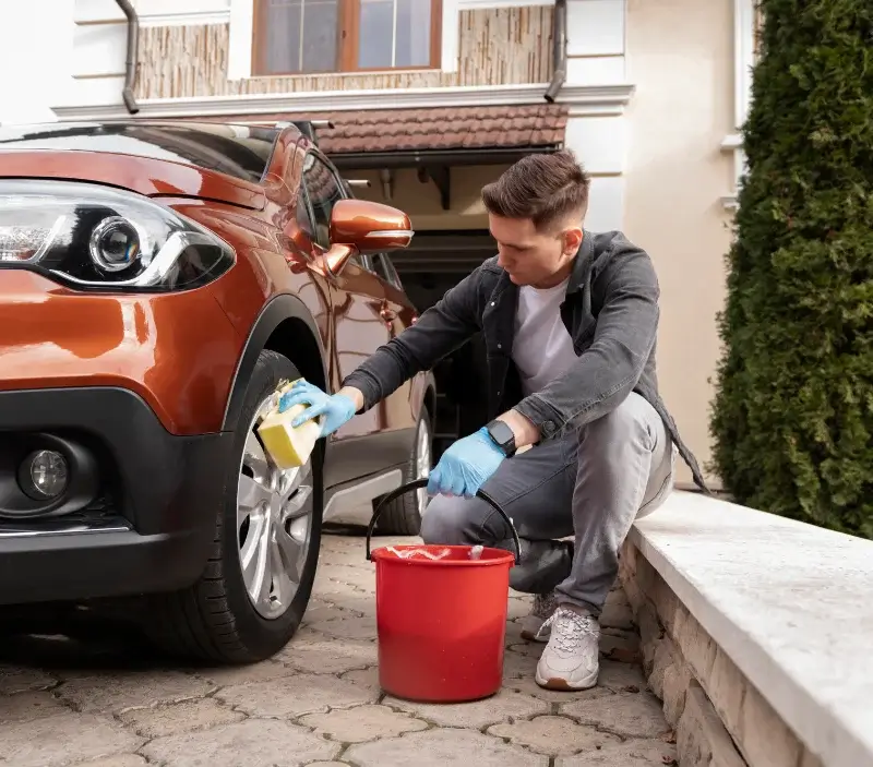 Lavage auto à domicile Broquiès : professionnel intervenant sur un véhicule